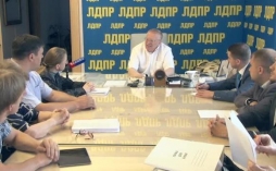 Инициативная группа жителей передала более 4000 подписей лидеру ЛДПР против строительства дороги