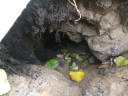 На улице Советской обнаружился провал грунта, и неизвестная жидкость