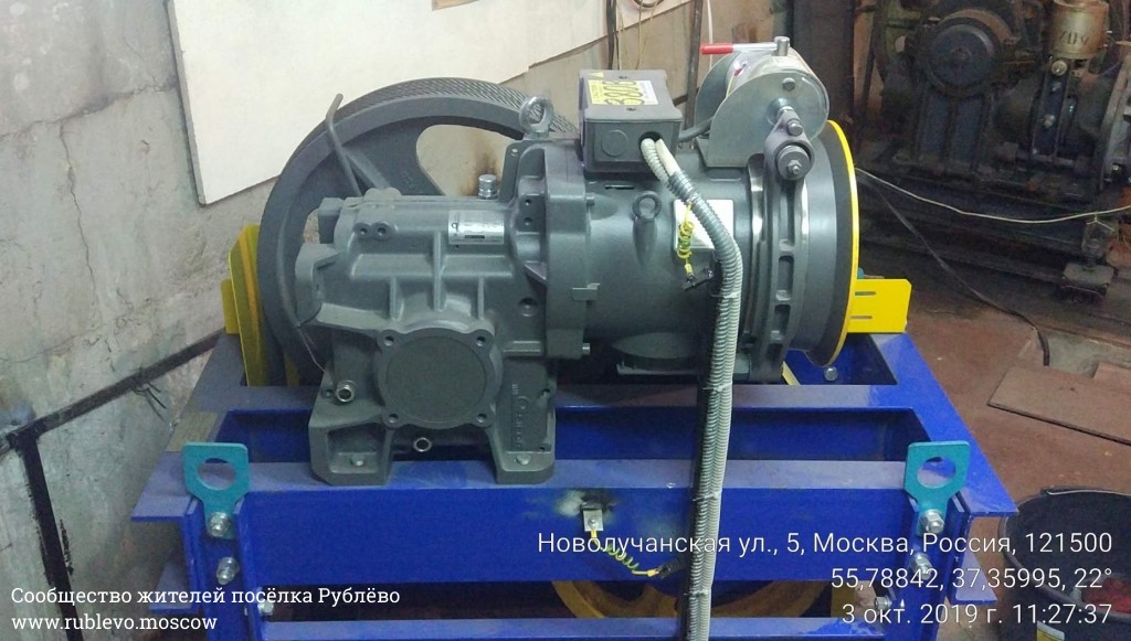 Комиссия по приемке грузовых лифтов в доме по Новолучанской, 5. Если кратко - опять застряли! 2