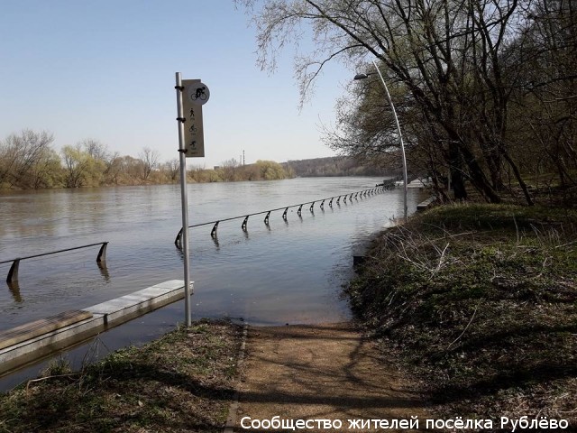 Сброс воды с Рублёвской плотины: подтопление набережных Сброс воды с Рублёвской плотины: подтопление набережных
